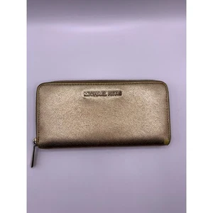 Cartera de cuero Michael Kors dorada con cremallera alrededor - Imagen 1 de 13