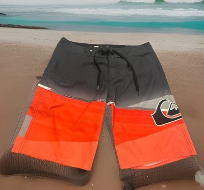Pantalones cortos de tabla de surf Quicksilver Color Block grandes con logotipo bordado 10” para hombre 33 Foto 1 de 4