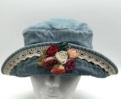 Sombrero de cubo de mezclilla con adornos de flores y ganchillo para mujer niña ambiente de los años 90’s Foto 1 de 4