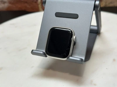 Apple Watch Series 8 (GPS) Alum 41MM - Silver - Heavy scratches - Image 1 of 4