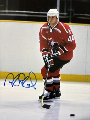 Foto 8x10 assinada por Rob Blake! Team Canada! Medalhista de ouro olímpico! HOF COM CERTIFICADO DE AUTENTICIDADE - Imagem 1 de 2