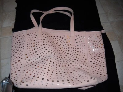 Bolso de Mano Bath And Body Works Cremallera Rubor Rosa Pálido Fondo Metálico Foto 1 de 4