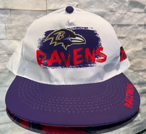 Neu ohne Etikett Unisex Baltimore Ravens NFL verstellbare Poly-Baseballmütze Spielen wie ein Rabe - Bild 1 von 5