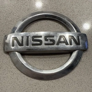 NEW OEM Chrome Radiator Grille Emblem 658907Z800 for Nissan Xterra 2001-2004 - Picture 1 of 7