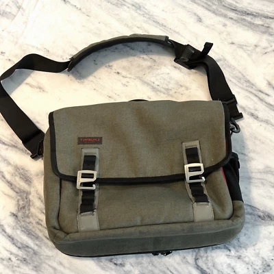 Bolsa carteiro Timbuk2 M presa no meio com você verde oliva/vermelha - Imagem 1 de 4