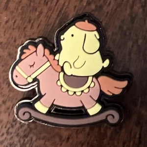 Hello Kitty and Friends Pompompurin Enamel Pin Riding Rubber Rocking Horse NEW - Afbeelding 1 van 3