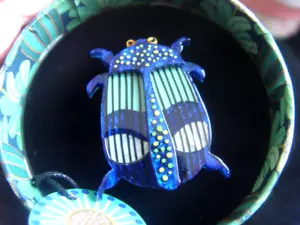 ERSTWILDER A JEWEL AMONG BEETLES JOCELYN PROUST AUSTRALIAN RESIN BROOCH - Bild 1 von 5