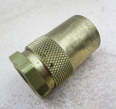Parker PC500 1/2" Hydraulic Quick Connect Hose Coupling, Brass Body, Sleeve Lock - Image 1 of 4
