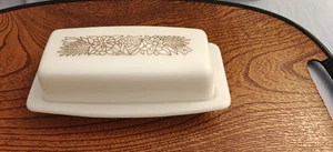 Vintage Pyrex Glas bedeckt Butterdose & Deckel Woodland weiß braun Blumen - Bild 1 von 5