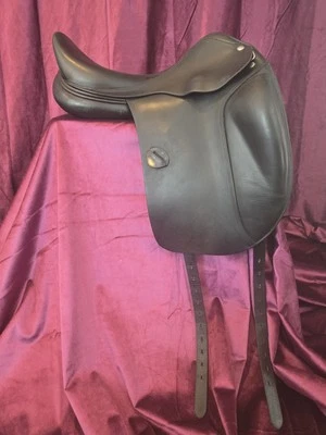 Sillín de doma Amerigo Vega - Asiento de 17”, árbol estrecho - ¡Excelente estado! Foto 1 de 4