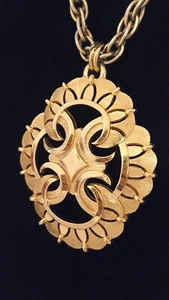 Crown Trifari Pendant Necklace Vtg Brushed Shiny Scalloped Oval Retro Gold Tone - Picture 1 of 23