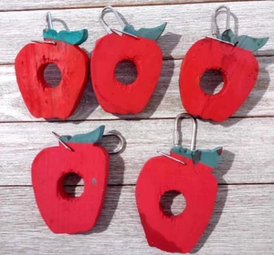 Juguetes colgantes de madera para masticar mascotas manzana roja 5 Chinchilla Bird - Imagen 1 de 2