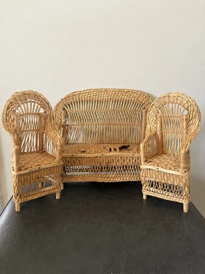 Juego de sillas y sofá de mimbre de pavo real Ratan de colección muñeca Barbie casa en miniatura Foto 1 de 4