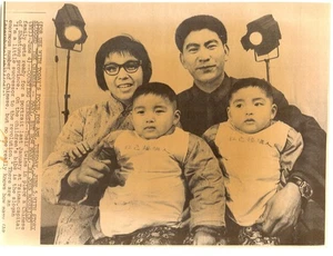 Camisas de la revolución de gemelos retrato familiar chino TSINAN Shantung 1979 foto láser - Imagen 1 de 2