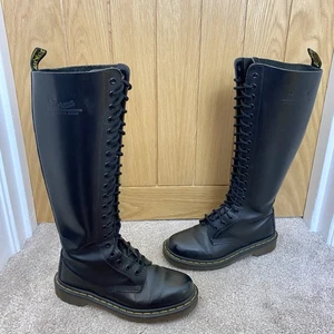 Stivali alti Dr Martens 1420 Doc al ginocchio neri pelle liscia 20 fori taglia UK 4 - Foto 1 di 5