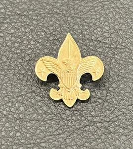 Antiguo Pin Boy Scout Emblema de Águila en Flor de Lis Pin de Metal Tono Dorado PAT 1911 - Imagen 1 de 5