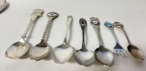Lote vintage de 7 mini cucharas de viaje de recuerdo  - Imagen 1 de 8