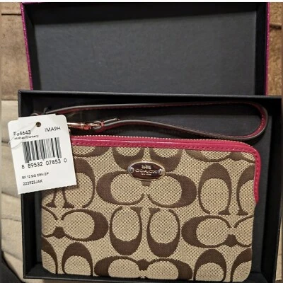 Muñequera Coach con cremallera con ranuras para tarjetas de crédito caqui/arándano F64643 Foto 1 de 4