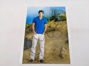 Josh Bowman "Revenge" AUTOGRAPH Signed 8x10 Photo - Picture 1 of 4