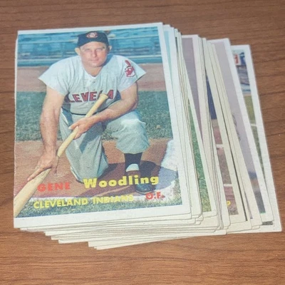 Лот бейсбольных карточек 1957 Topps - 27 карточек - Inc Semi-Stars, различные условия - Изображение 1 из 3