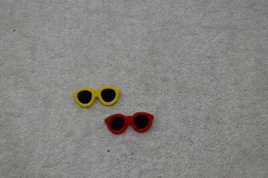 Lote de 2 gafas de sol en miniatura pinback vintage, rojas, amarillas, Taiwán - Imagen 1 de 4