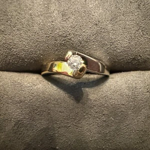 14K Two Tone Gold Half Bezel Diamond Solitaire Ring Size 7 - Bild 1 von 6