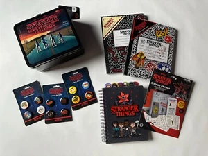 Netflix's STRANGER THINGS FAN PACK [NUOVO!] - lunchbox, quaderni, bottoni, decalcomanie - Foto 1 di 21