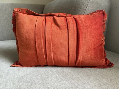 Almohada lumbar Pier 1 Imports terciopelo óxido quemado naranja plumón 19x13 pulgadas Foto 1 de 4