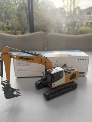 Liebherr 922 Excavator Model 1/50 - Image 1 of 2