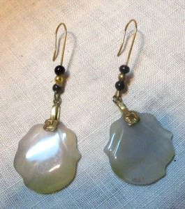 Orecchini fatti a mano fondo pietra accenti perle tono nero e oro - Foto 1 di 8