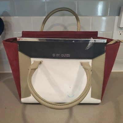 Bolso de Mano Guess Tri Color Borgoña Blanco Gris Bolso Mediano Foto 1 de 4