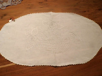 Linge ancien Napperon ovale en lin blanc brodé d un panier de fleurs - Photo 1/4