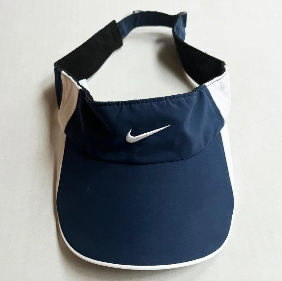 Chapéu viseira seca vintage anos 80 90 Nike Fit prata etiqueta alça azul marinho branco - Imagem 1 de 4