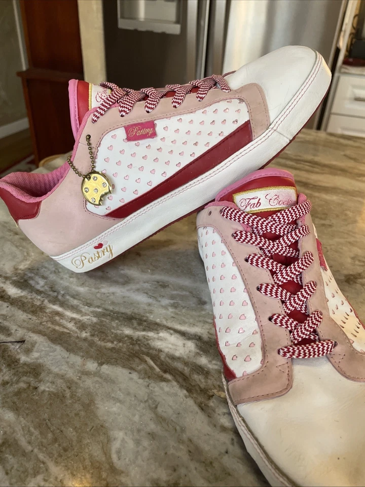*TÊNIS PASTELARIA* Logotipo da marca Simon’s Daughters rosa corações brancos FAB COOKIE - Imagem 1 de 4