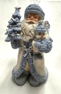 Snowbuddies blau-weißer Weihnachtsmann hält einen Baum und einen Schneemann - Bild 1 von 3