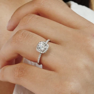 Anillo de compromiso con halo de oro blanco de 14 quilates de más de 2,2 quilates de diamantes simulados para mujer Foto 1 de 4
