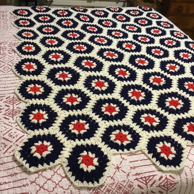 Cuadrados de abuela vintage ganchillo afgano rojo blanco y azul 72’’x 53’’…..[S10] Foto 1 de 4