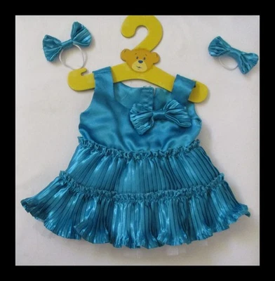 Vestido Build A Bear Workshop azul-petróleo com brincos combinando no cabide - Imagem 1 de 2