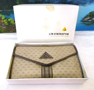 Liz Claiborne Damen hellbraun/braun Logo Clutch dreifach faltbare Geldbörse ~ alter Bestand mit Box - Bild 1 von 8