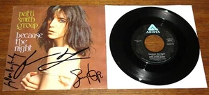 PATTI SMITH GROUP ~ BECAUSE THE NIGHT b/w GOD SPEED ~ SIGNED USA ARISTA 7" 1978 - Picture 1 of 11