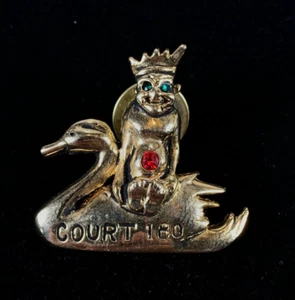 Prendedor de solapa Royal Order of Jesters Court 180 Michigan piedra roja verde Billiken ROJ - Imagen 1 de 5