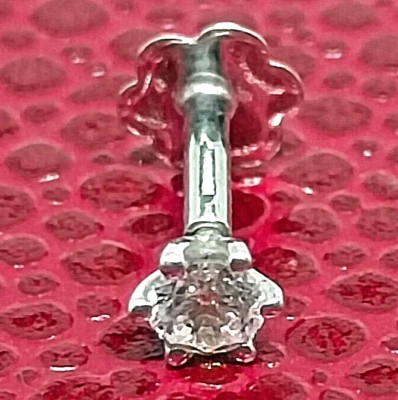 Anillo de tornillo solitario nariz diamante simulado enchapado en oro blanco de 14k Foto 1 de 4