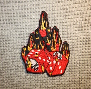 AUFBÜGLER, AUFNÄHER, PATCH, FLAMMENDE WÜRFEL, TOTENKOPF,  GESTICKT - Bild 1 von 1