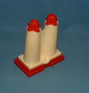 VINTAGE PLASTIC ART DECO TWIN TOWERS SALT & PEPPER SHAKERS - USED - Picture 1 of 3