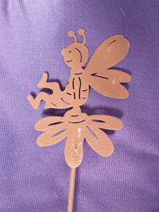 Pflanzenstecker Metall Rostoptik Biene auf Blume höhe ca. 33cm breite ca. 9cm - Bild 1 von 3