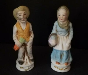 Par de estatuillas de porcelana, anciano y mujer con cesta y zanahorias - Imagen 1 de 7
