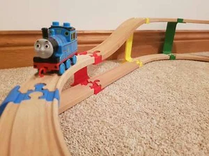 Supporti binari/alzate per binario ferroviario in legno, adatti a Brio, Lillabo, Bigjigs ecc. - Foto 1 di 11