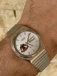 Orologio Vintage anni 80 Rado Uae Emirati Arabi Uniti Logo Esercito 33mm Quarzo Raro - Foto 1 di 24