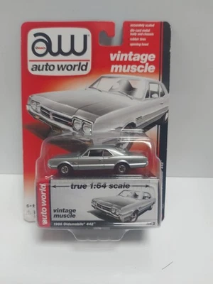 Auto World Vintage Muscle 1:64 1966 Oldsmobile 442 Argento La Carta È Usurata - Immagine 1 di 2