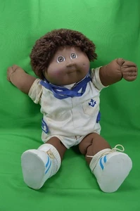 Bambola afroamericana vintage Cabbage Patch, anni '80, con vestito da marinaio, capelli corti - Foto 1 di 5